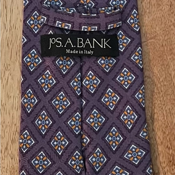JOS A. BANK MEN’S PURPLE, ORANGE, BLUE, & WHITE 100% SILK NECKTIE/PRE-OWNED/CHIC - Picture 2 of 2